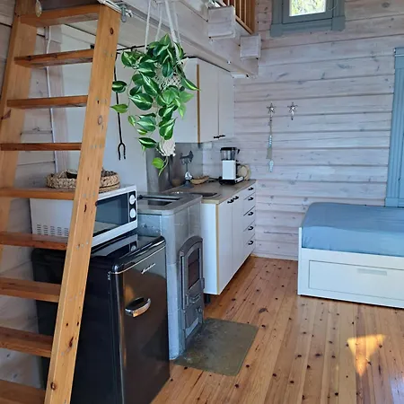 Moekki Jaerven Rannalla *